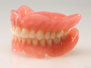 plastinchatye_zubnye_protezy