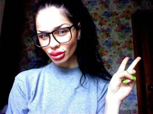 weird-lips-girl-21